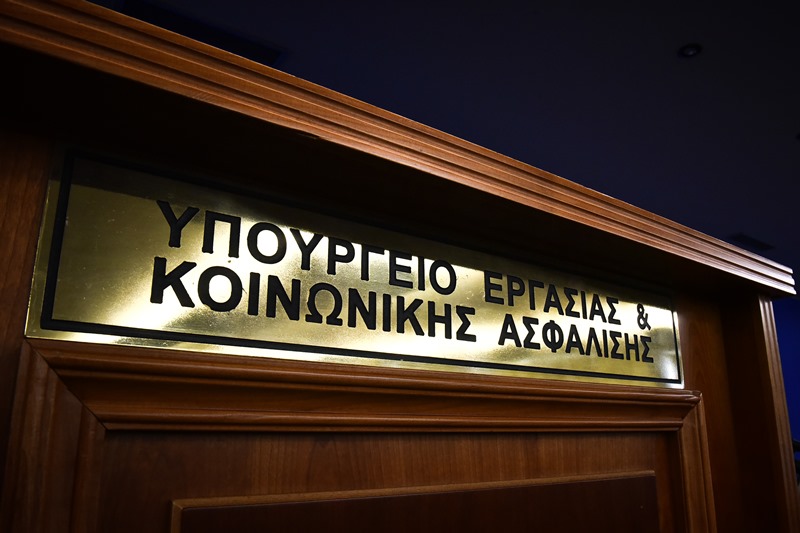 Το υπουργείο Εργασίας απαντά στον Βρούτση: Μιλάνε αυτοί που είχαν συσσωρεύσει χρέη 30 δισ. ευρώ
