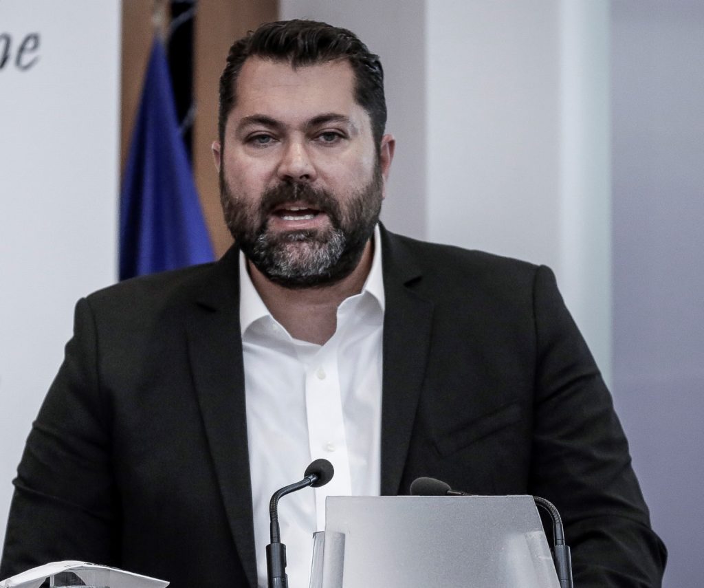 Κρέτσος: «Ποιος είναι ο Άδωνης Γεωργιάδης; Μήπως είναι αυτός που τραγουδούσε ναζιστικά εμβατήρια;»