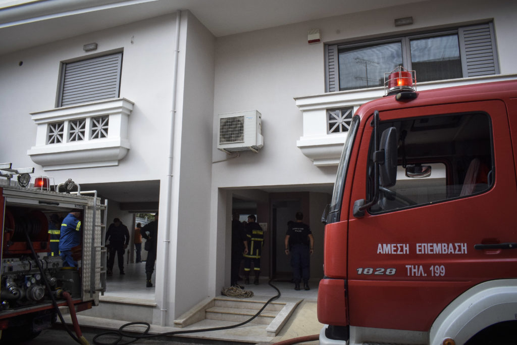 Γυναίκα έπεσε σε φρεάτιο ασανσέρ στο κέντρο της Αθήνας – Επιχείρηση της Πυροσβεστικής