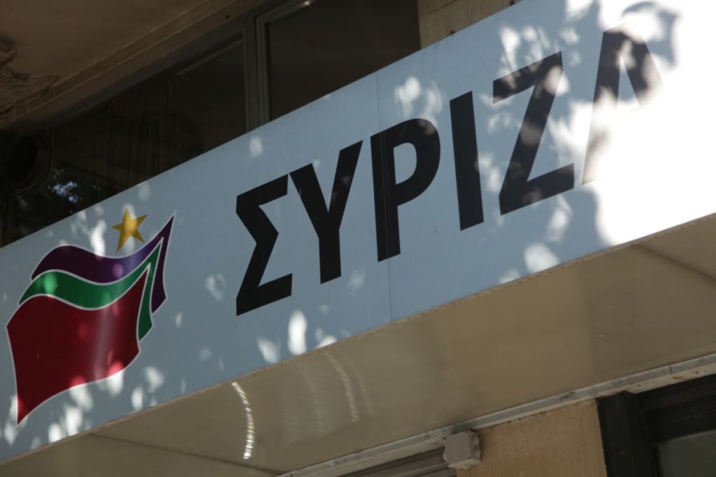 Ο Δήμος Πειραιά «έθαψε» το προεκλογικό περίπτερο του ΣΥΡΙΖΑ και το έβαλε δίπλα σε εκείνο της Χρυσής Αυγής