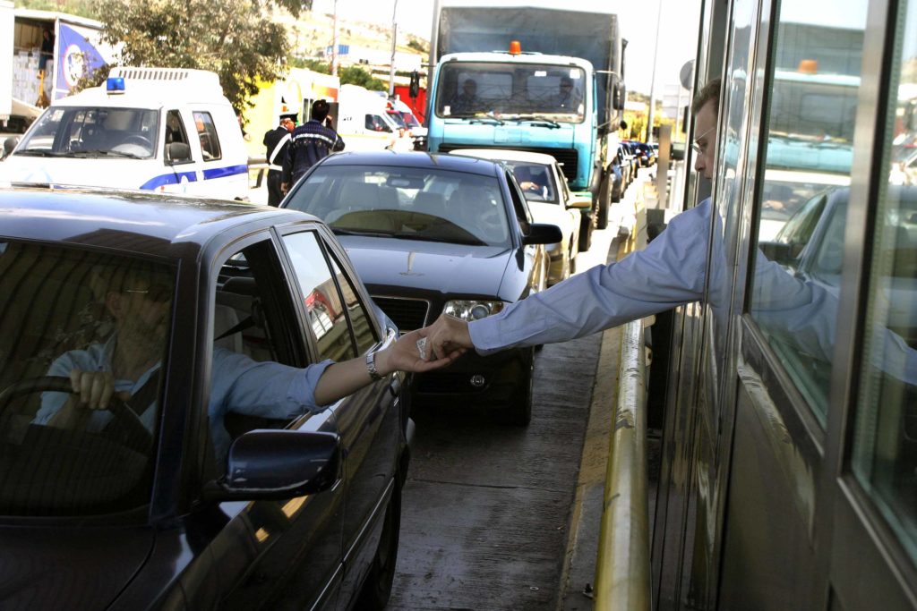 Για ποιους κατοίκους της Αττικής δεν θα ισχύουν μετωπικά και πλευρικά διόδια