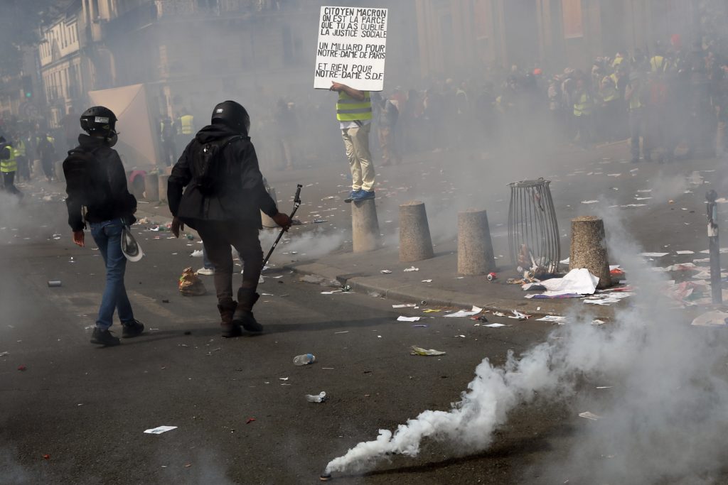 Δακρυγόνα και συγκρούσεις στο Παρίσι με φόντο την Εργατική Πρωτομαγιά – 165 προσαγωγές (Photos + Video)