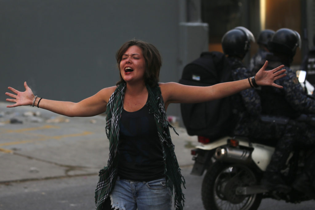 Βενεζουέλα σε σπιράλ εμφύλιου: Ο Γκουαϊδό καλεί σε γενική απεργία και ο Μαδούρο απειλεί με τιμωρία τους προδότες