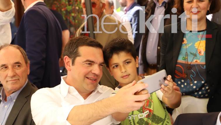Χαλαρές στιγμές στη Κρήτη: Οι selfies του Τσίπρα με τα παιδιά και γνωστό ποδοσφαιριστή (Photos)