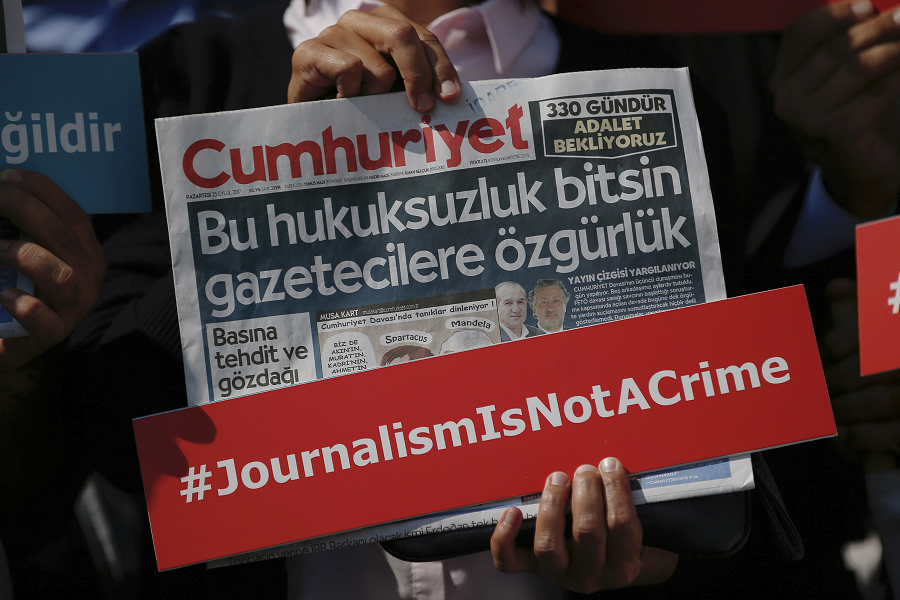 Τουρκία: Το Ανώτατο Δικαστήριο αποφάνθηκε ότι δικαιώματα δημοσιογράφων της Cumhuriyet έχουν παραβιαστεί