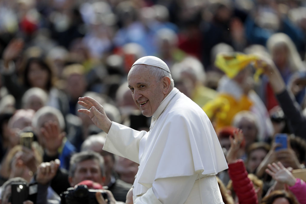 Ο Πάπας δωρίζει 100.000 ευρώ για τους μετανάστες