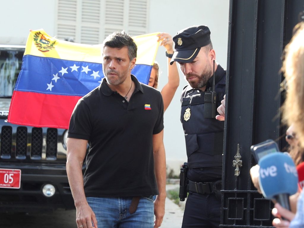 Η Ισπανία θέτει όρους στον Λόπες για να παραμείνει στην πρεσβεία της στο Καράκας