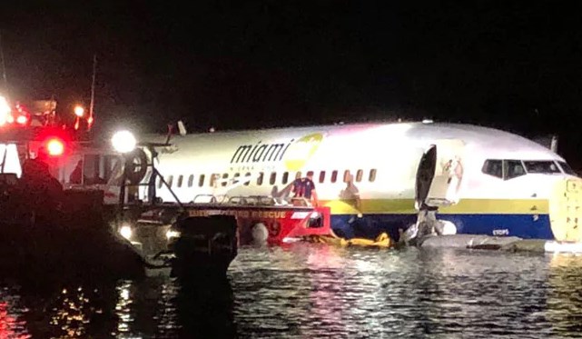 Παραλίγο νέα τραγωδία με Boeing 737 στη Φλόριντα των ΗΠΑ – Αναγκαστική προσγείωση σε… ποτάμι