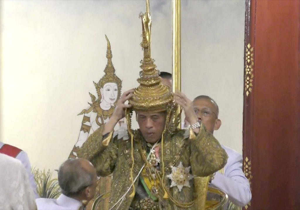 Στην Tαϊλάνδη ξεκίνησε η τριήμερη στέψη-«υπεραπαραγωγή» του νέου βασιλιά Μάχα Βατζιραλονγκόρν (Photos+Video)