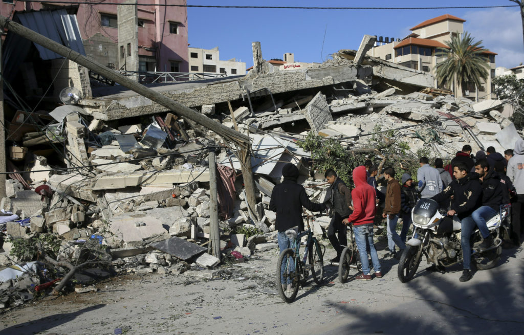 Με βομβαρδισμούς απάντησε το Ισραήλ στη ρίψη 100 ρουκετών από Παλαιστίνιους της Γάζας