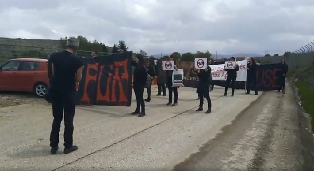 «Η γούνα στάζει αίμα» φώναξαν διαδηλωτές έξω από έκθεση γούνας στην Καστοριά (Video)