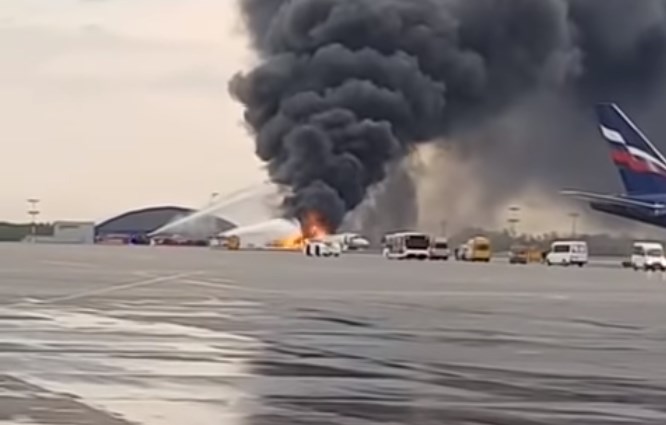 Κόλαση φωτιάς σε ρωσικό επιβατηγό αεροσκάφος – Τουλάχιστον 13 οι νεκροί (Video)