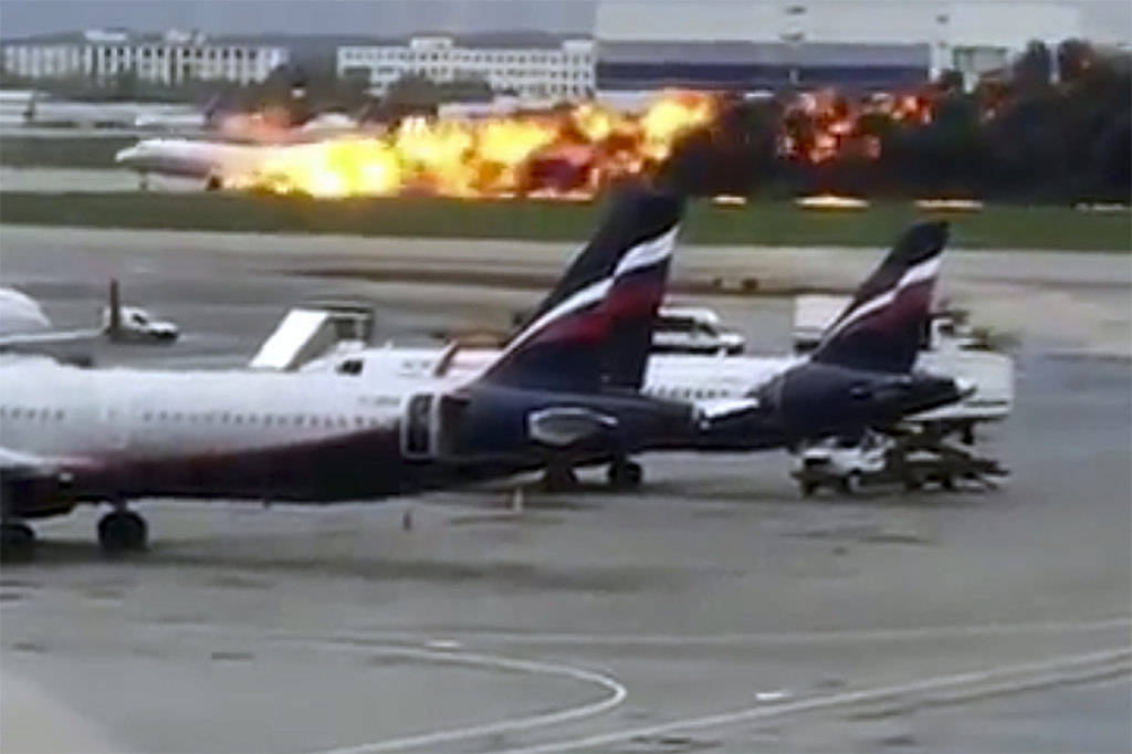 Σοκαριστικά βίντεο από το φλεγόμενο αεροσκάφος της Aeroflot – Στους 41 οι νεκροί (Video – Photos)