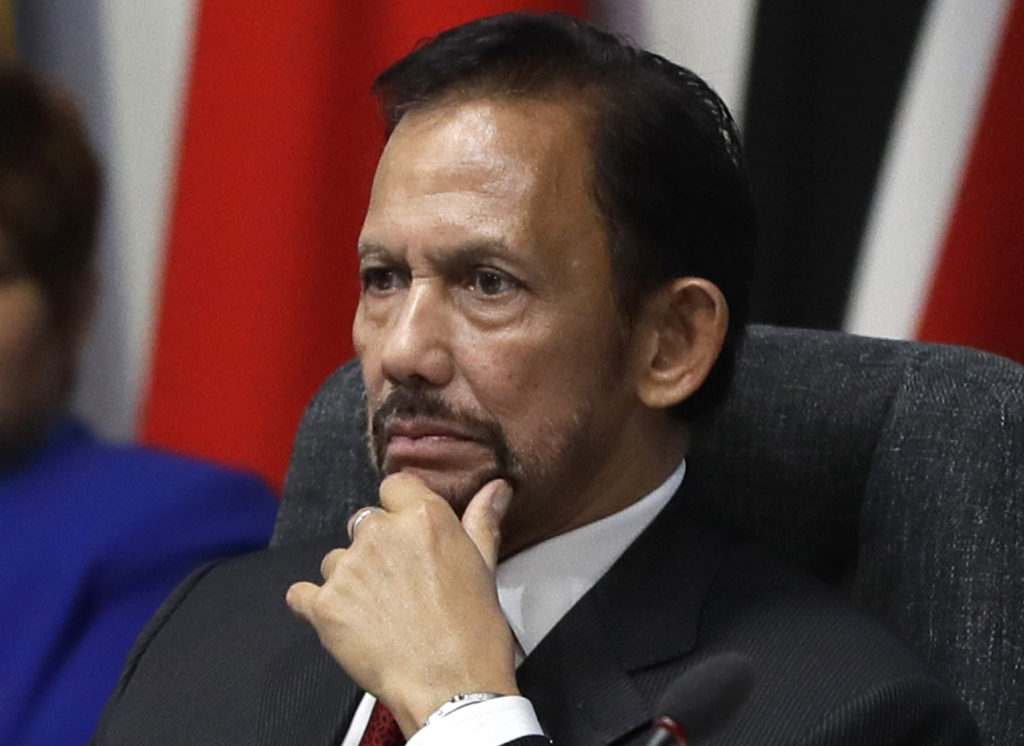 Μπρουνέι: Ανέστειλε ο σουλτάνος τη θανατική ποινή κατά των ομοφυλοφίλων και μοιχών