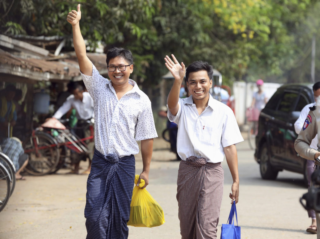 Μιανμάρ: Ελεύθεροι μετά από 500 μέρες στις φυλακές οι δύο ρεπόρτερ του Reuters
