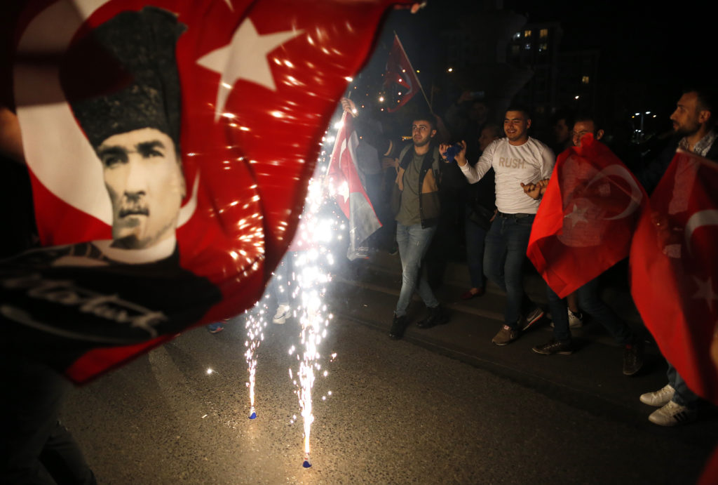 Κωνσταντινούπολη: Αντιδράσεις για την επανάληψη των εκλογών – Βγήκαν στους δρόμους με κατσαρόλες και τηγάνια (Video – Photos)