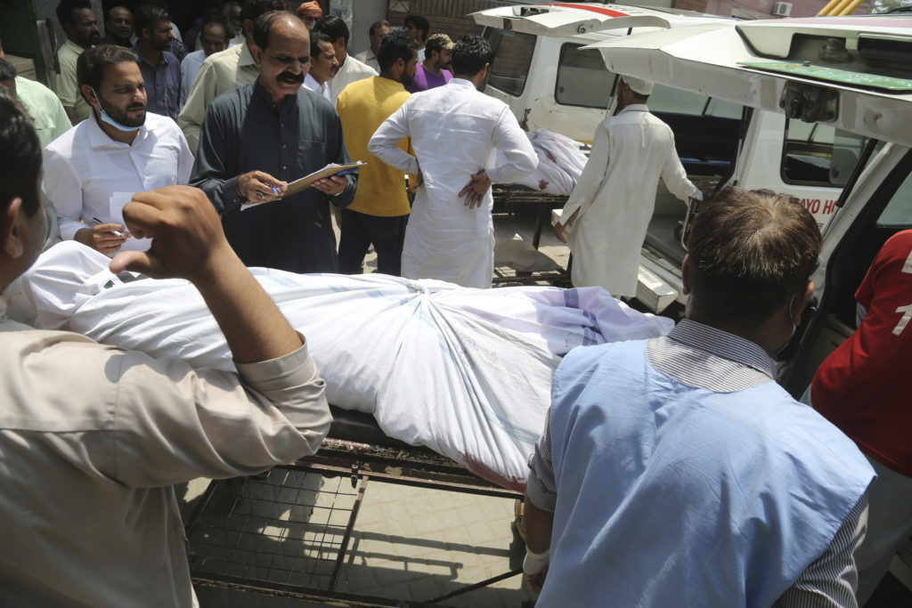Πακιστάν: Τουλάχιστον 8 νεκροί μετά από βομβιστική επίθεση σε ναό σουφιστών (Photos)