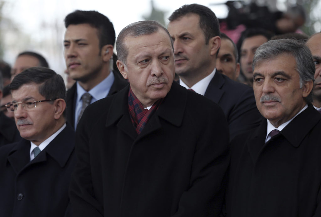 Τουρκία: Γκιουλ και Νταβούτογλου επικρίνουν την ακύρωση των εκλογών στην Κωνσταντινούπολη