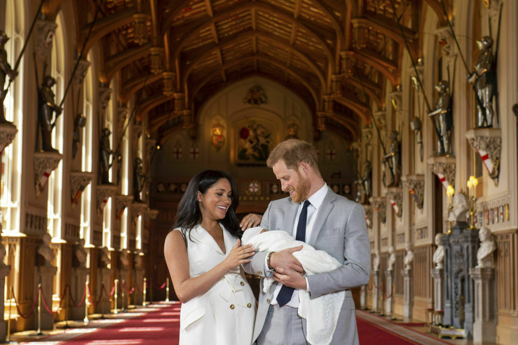 Βρετανία: Και το όνομα αυτού… Άρτσι – Στη δημοσιότητα οι πρώτες φωτογραφίες του νέου βασιλικού μωρού (Video – Photos)