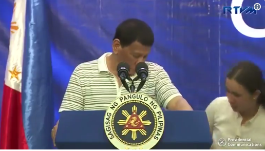 Τεράστια κατσαρίδα έκανε… βόλτα πάνω στον πρόεδρο των Φιλιππίνων την ώρα της ομιλίας του (Video)