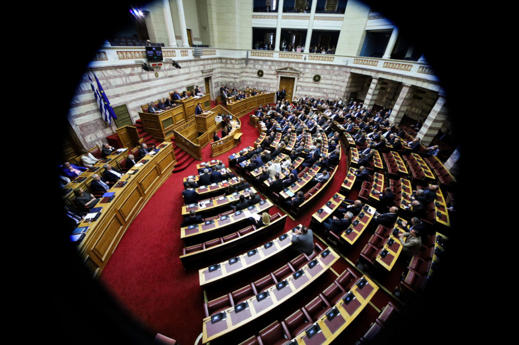 LIVE: Σε εξέλιξη η ονομαστική ψηφοφορία στη Βουλή για την παροχή ψήφου εμπιστοσύνης στην κυβέρνηση