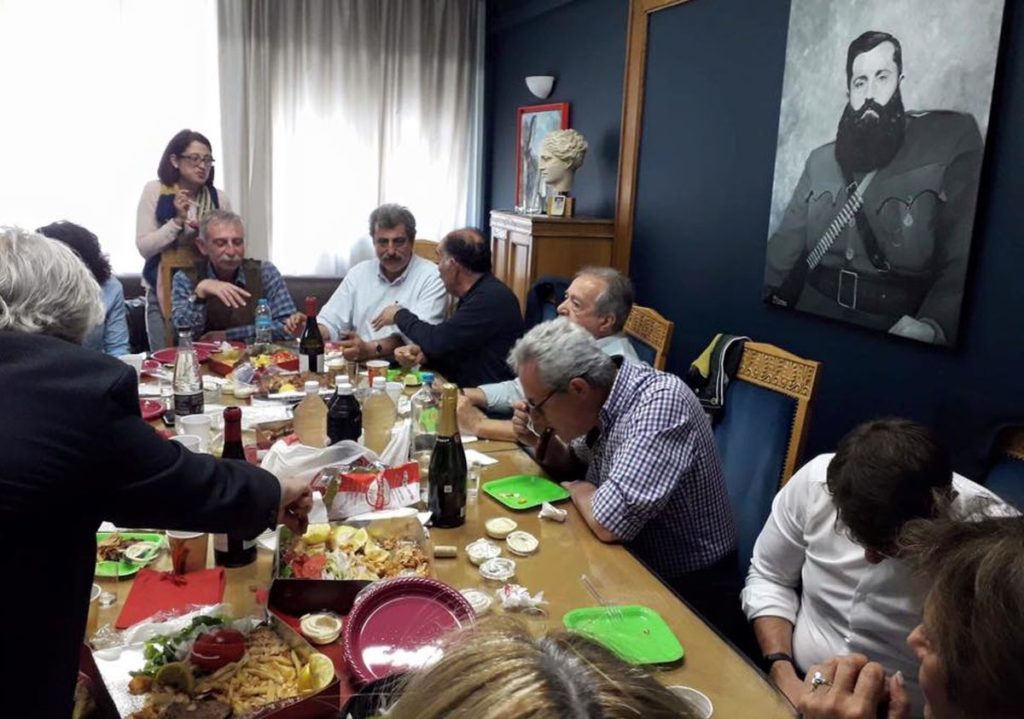 Με φίλους και συνεργάτες γιόρτασε τα γενέθλιά του ο Πολάκης στο υπουργείο Υγείας (Photos)