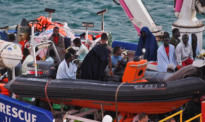 Μαλτέζικο περιπολικό σκάφος διέσωσε 85 μετανάστες από ξύλινη βάρκα που βυθιζόταν