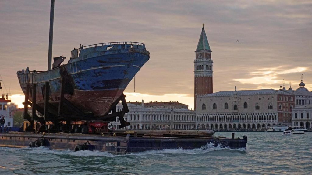 Συγκλονίζει ο «Πλωτός Τάφος» των μεταναστών στη Μεσόγειο που εκτίθεται στη Μπιενάλε της Βενετίας (Photos)