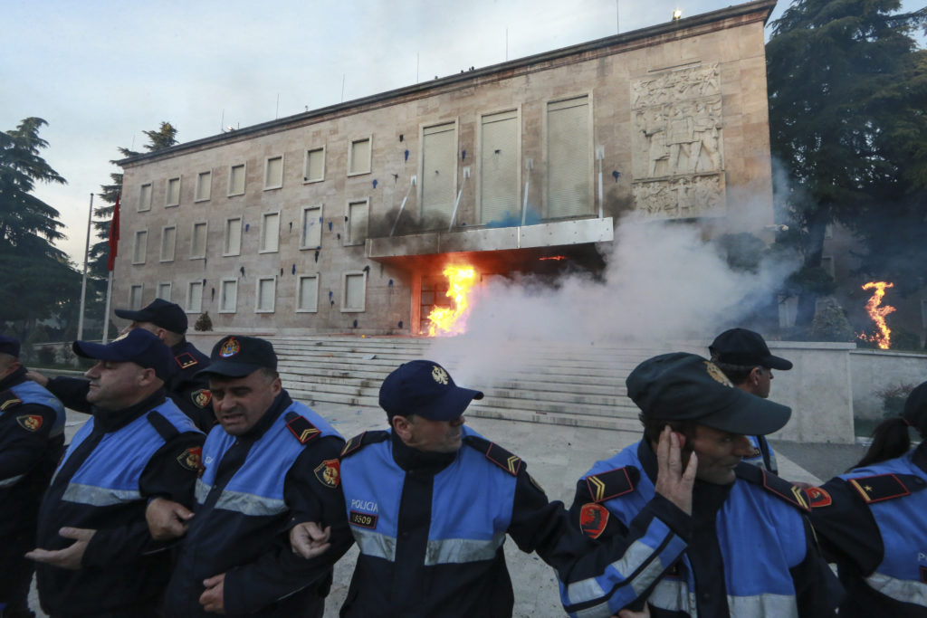 Μολότοφ και χημικά έξω από το γραφείο του Έντι Ράμα – Εικόνες χάους στα Τίρανα (Photos+LIVE)