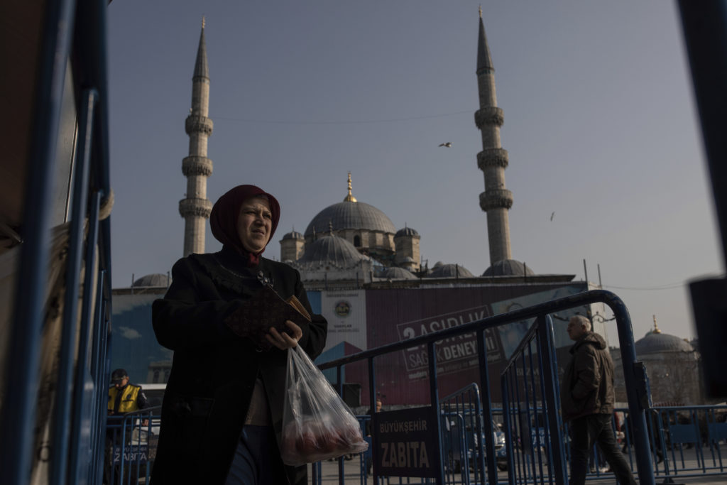 Τουρκία: Νέα «βουτιά» της λίρας – Στηρίζουν όσο μπορούν οι τράπεζες