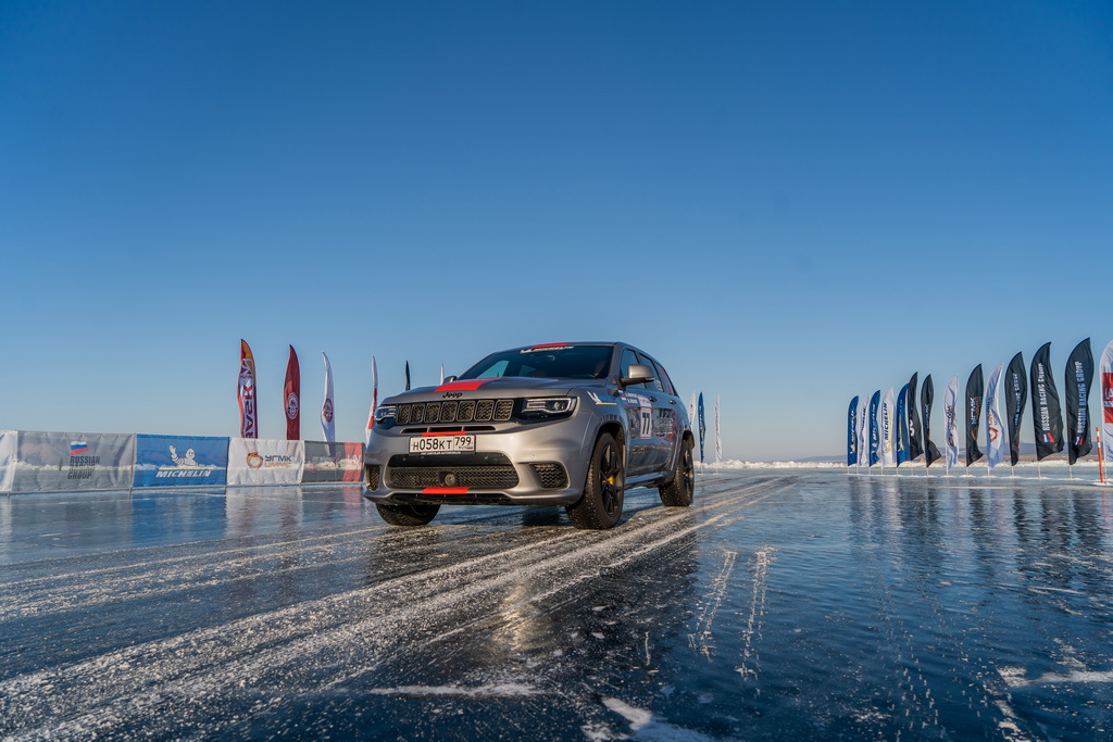 Το Jeep Grand Cherokee Trackhawk πέτυχε ρεκόρ ταχύτητας στη λίμνη Βαϊκάλη