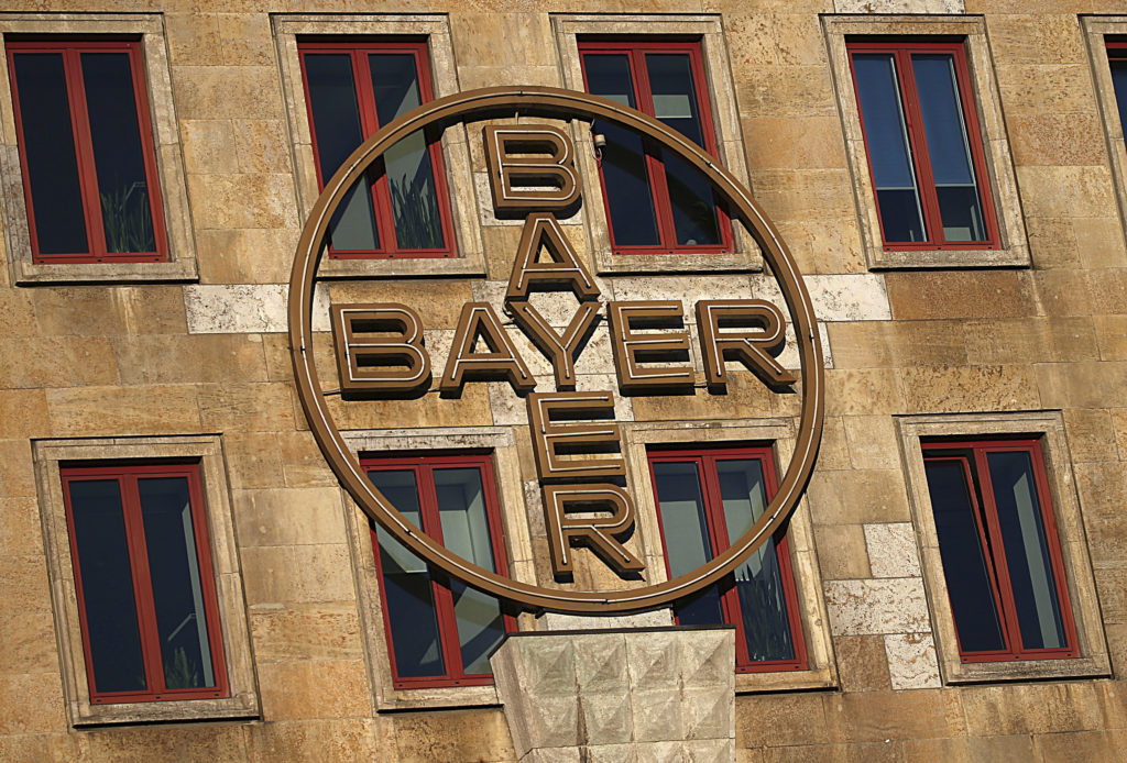 Η Bayer απέλυσε τη μεγαλύτερη εταιρεία λόμπινγκ στις Βρυξέλλες μετά το σκάνδαλο με το φακέλωμα της Monsanto