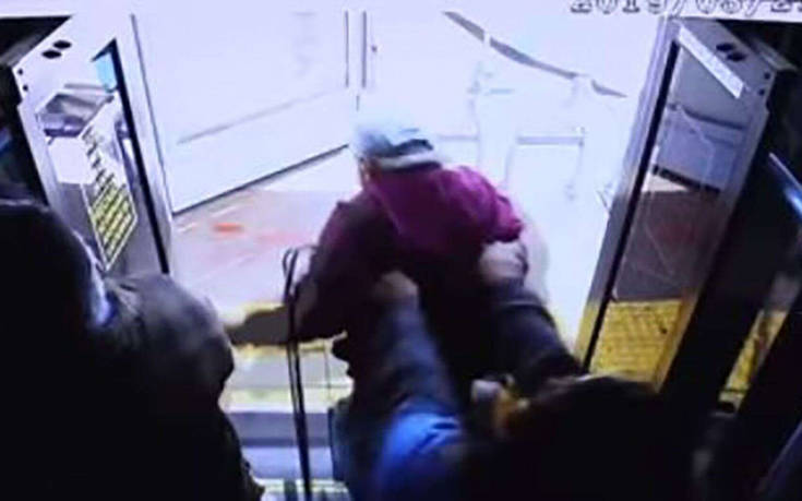 Γυναίκα έσπρωξε ηλικιωμένο από το λεωφορείο – Υπέκυψε στα τραύματα του (Video-ΠΡΟΣΟΧΗ Σκληρές Εικόνες)