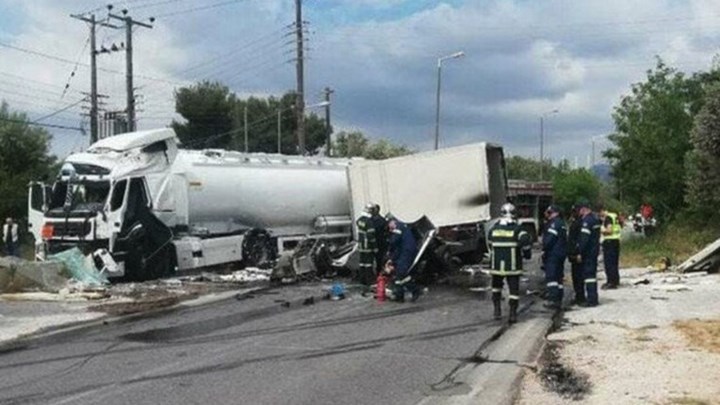 Δύο νεκροί μετά από σύγκρουση βυτιοφόρου με φορτηγό και ΙΧ στη λεωφόρο Κορωπίου – Μαρκοπούλου