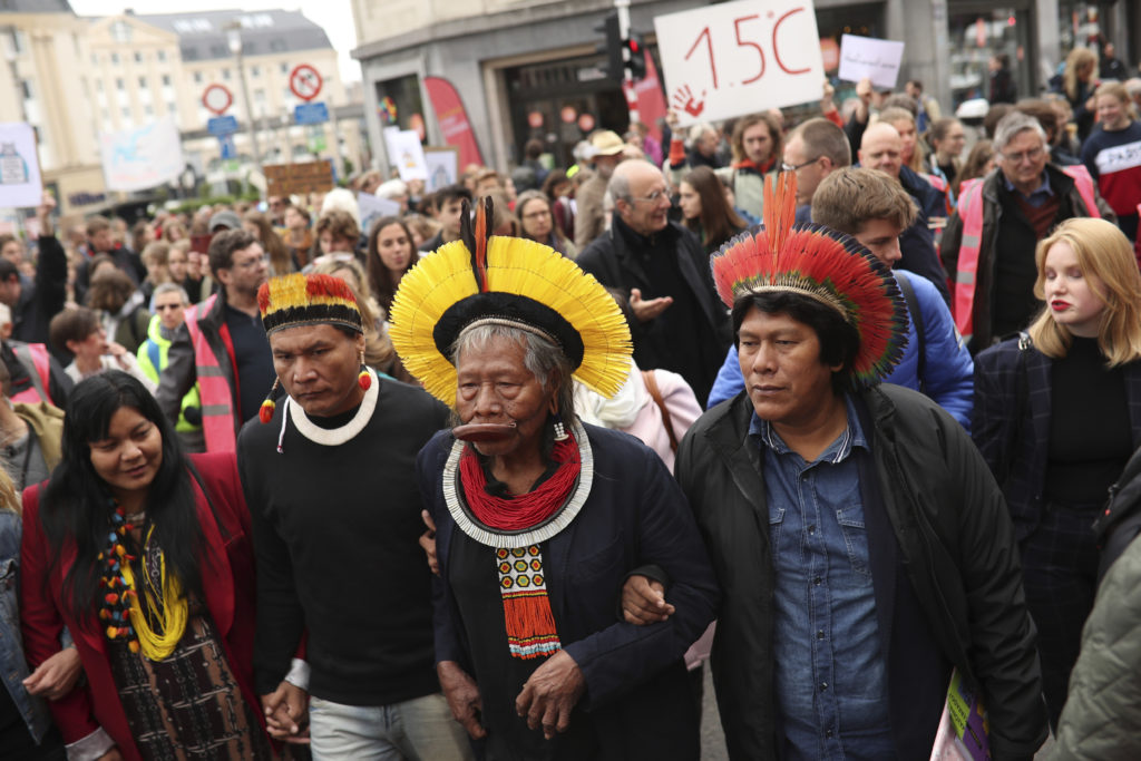 Βέλγιο – Αμαζόνιος: Ο ινδιάνος αρχηγός Ραόνι διαδηλώνει με τους νέους για το κλίμα