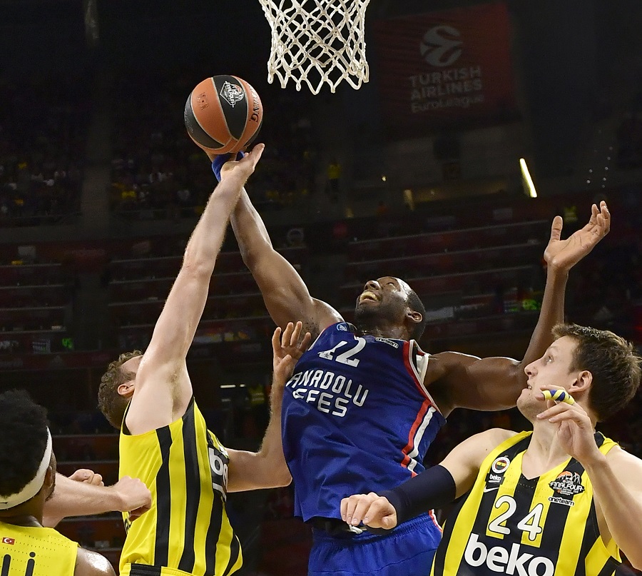 Euroleague: Στον τελικό η Εφές – Νίκησε (92-73) την Φενέρ στον τουρκικό «εμφύλιο»