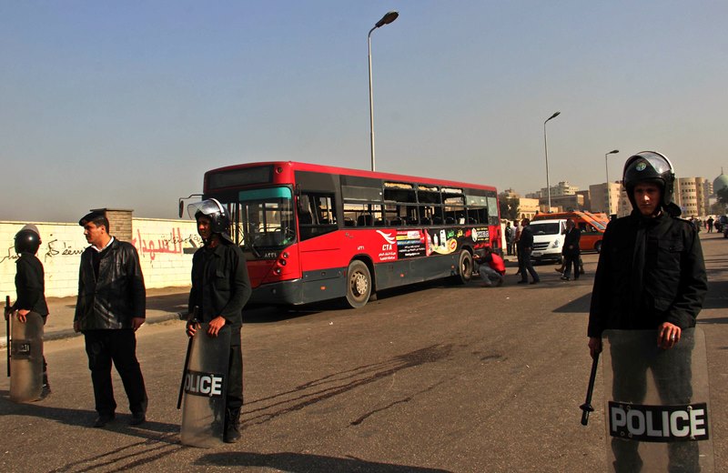 Αίγυπτος: Έκρηξη σε τουριστικό λεωφορείο στην περιοχή των Πυραμίδων – δεκάδες τραυματίες