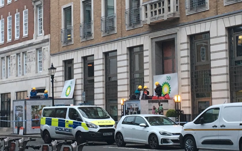 Βρετανία: Η αστυνομία απομακρύνει τους ακτιβιστές της Greenpeace που απέκλεισαν την είσοδο της BP