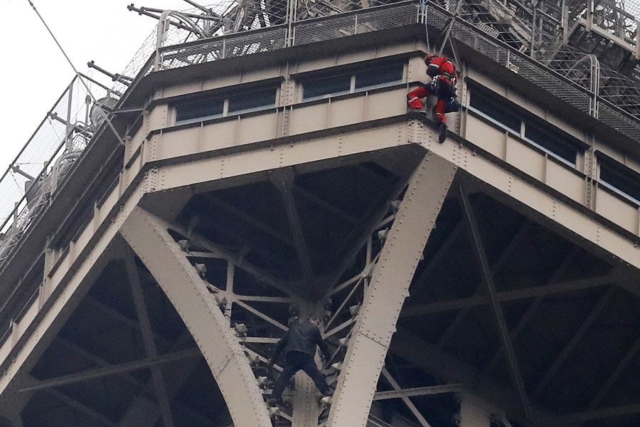 Συνεχίζεται το θρίλερ – Απειλεί να αυτοκτονήσει ο άνδρας που σκαρφάλωσε στον Πύργο του Άιφελ (Photos & Video)