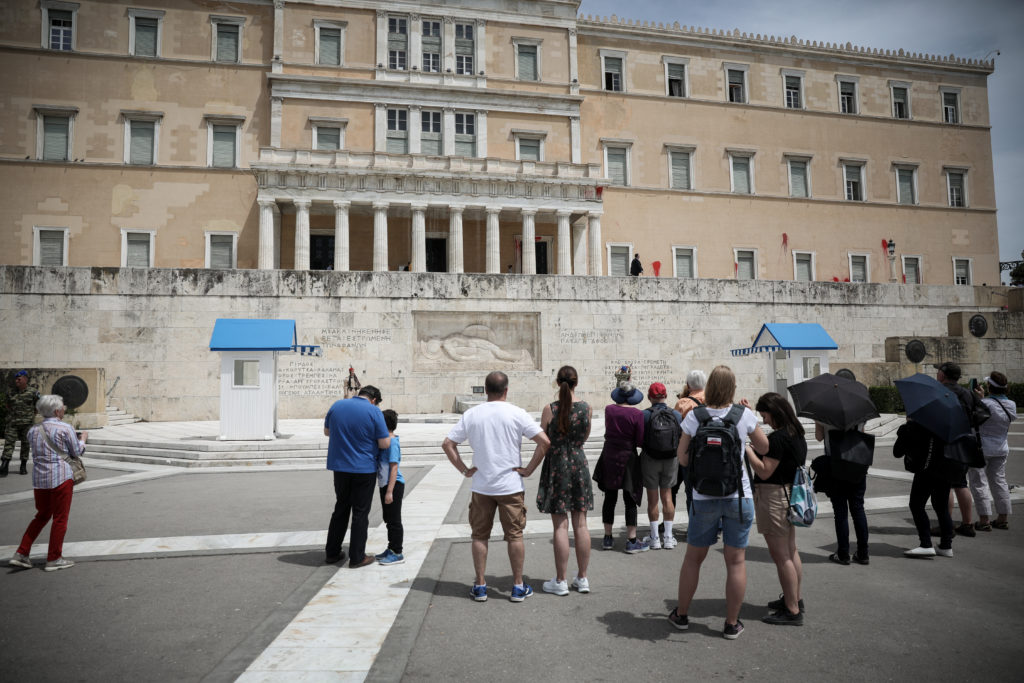 Άνδρας προσπάθησε να… μιμηθεί τον Ρουβίκωνα στην Βουλή