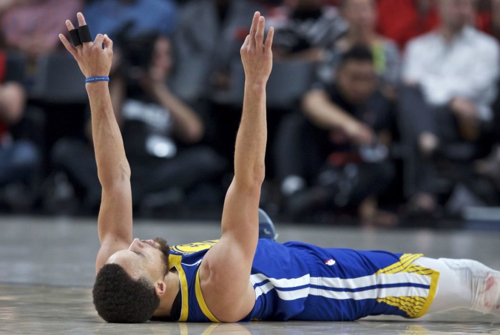 NBA: Η παράβαση του Stephen Curry που προκάλεσε σάλο – Ακόμα κάνει… step back (Video)