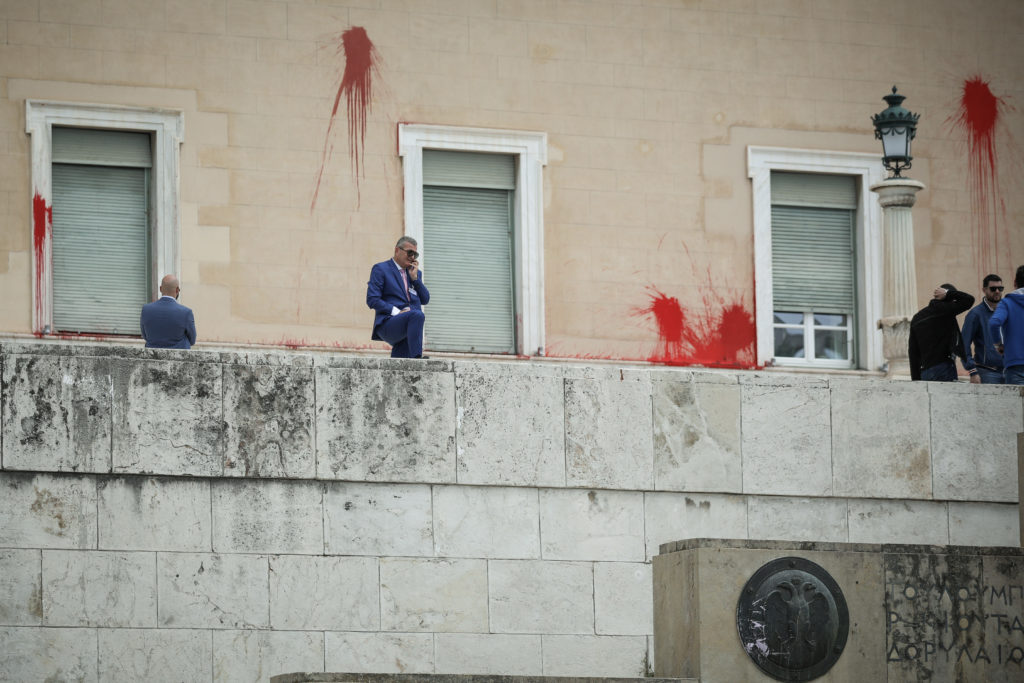 Η στιγμή που μέλη του Ρουβίκωνα πετάνε μπογιές στη Βουλή (Video) – Καταδίκη από Μαξίμου