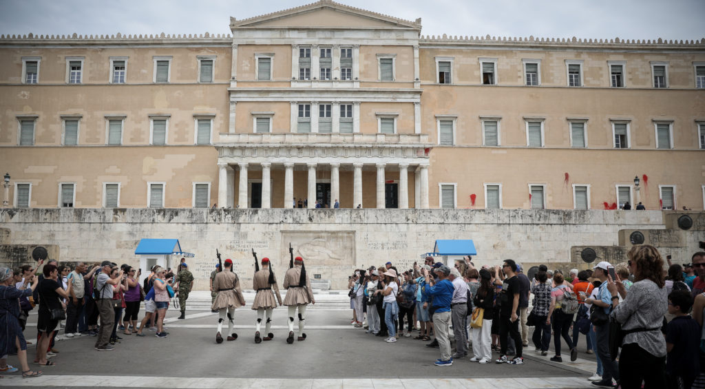 «Ρουβίκωνες» και «κασιδιαραίοι» – Σέλφι Κασιδιάρη ή μπογιές; Ποιοι βρωμίζουν περισσότερο τη Βουλή; (Photo)