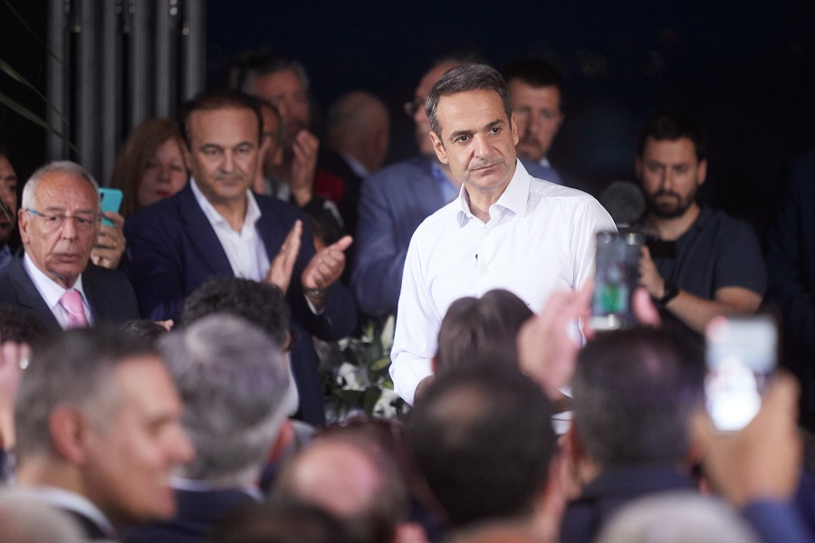 Προεκλογική ομιλία του Μητσοτάκη σε… ταράτσα (Photos)