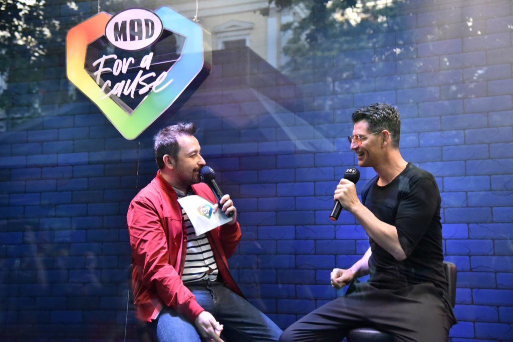 Και το attica City Link στο ρυθμό του “MAD for a Cause” – Σάκης Ρουβάς, Ελένη Φουρέιρα και SNIK μπαίνουν στη βιτρίνα για καλό σκοπό