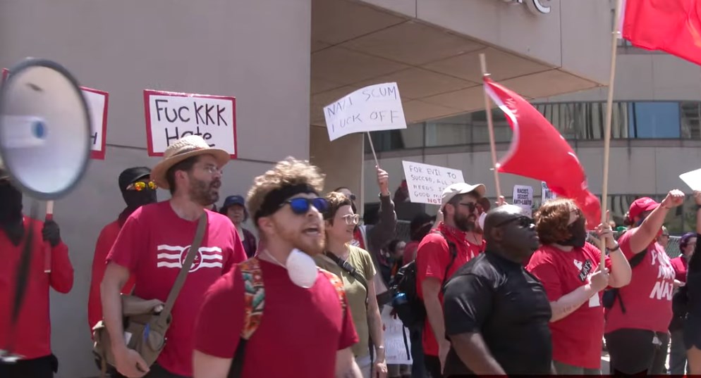 Θύελλα αντιδράσεων και μαζική διαδήλωση κατά σύναξης 9 μελών της Κου Κλουξ Κλαν στο Οχάιο (Photos+Videos)