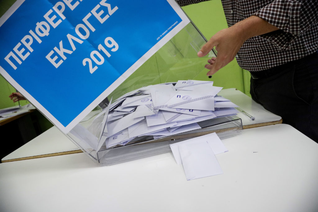 Περιφερειακές κάλπες: Τρεις υποψήφιοι με στήριξη και του ΣΥΡΙΖΑ διεκδικούν την εκλογή τους στο Β΄γύρο
