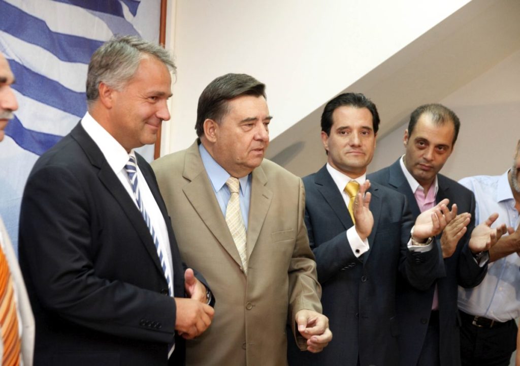 Ο πρόεδρος του «Άγιαξ» της πολιτικής, Γιώργος Καρατζαφέρης, κρεμάει τα… παπούτσια του