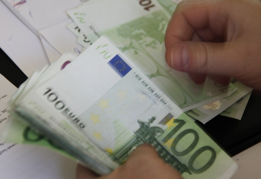 ΕΕ: Από την Τρίτη στην κυκλοφορία τα νέα χαρτονομίσματα των 100 και 200 ευρώ