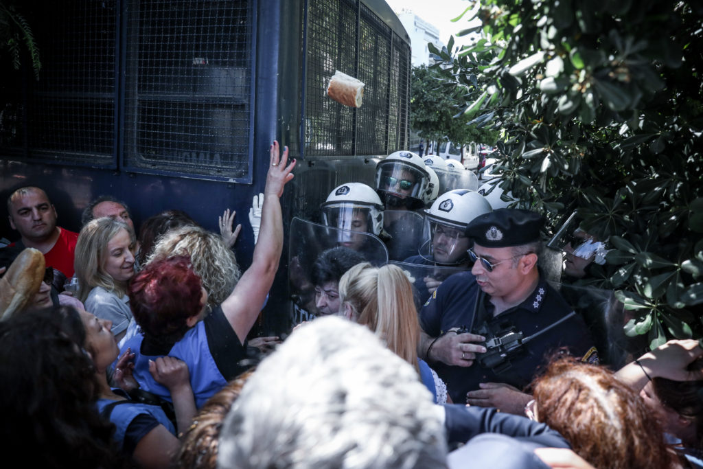 Μικροένταση στην διαμαρτυρία των καθαριστριών του Δρομοκαΐτειου έξω από το Μέγαρο Μαξίμου (Photos)